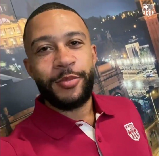 Depay arrives at Barcelona airport with a smile on his face - Bóng Đá