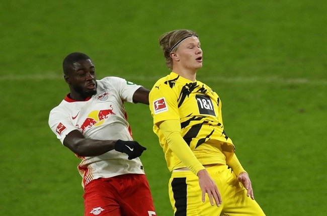 Haaland đầy uy lực, làm tân binh Bayern ngã sõng soài rồi ghi bàn - Bóng Đá