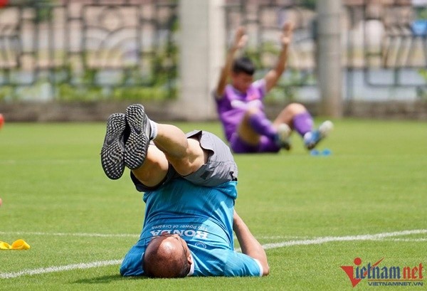 U23 Việt Nam tập giữa trưa, thầy Park luyện gân cốt - Bóng Đá