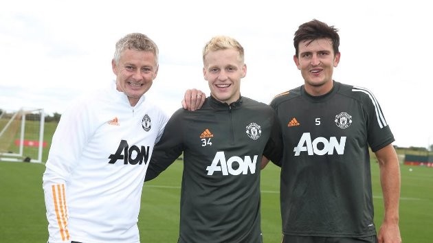 Man United manager Solskjaer blasts fans over Van de Beek criticism - Bóng Đá