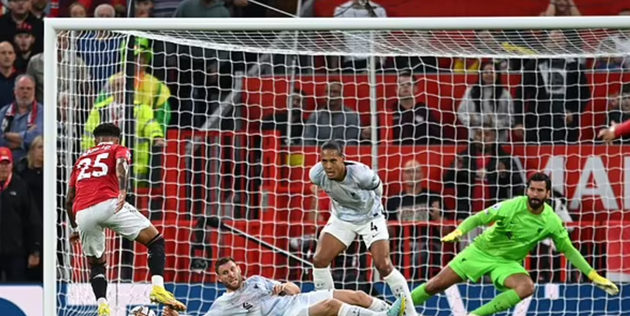 'You can't just STAND there!': Jamie Carragher fumes at Virgil van Dijk - Bóng Đá