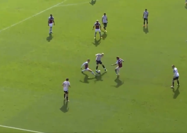 Van de Beek xử lý như Zidane trước hai cầu thủ Villa - Bóng Đá