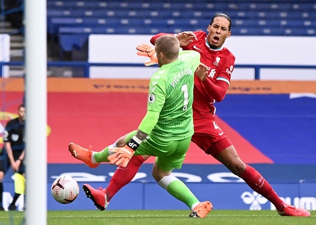 Everton star Jordan Pickford compared to Roy Keane after injuring Virgil van Dijk in draw - Bóng Đá
