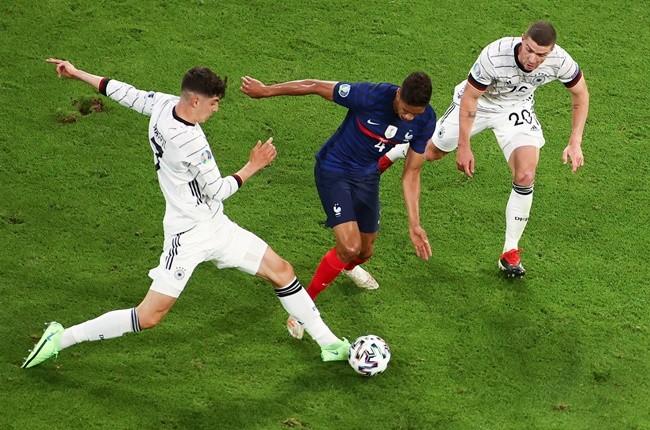 Cơ hội cuối để Ed Woodward thực hiện 'lời hứa Varane' với M.U - Bóng Đá