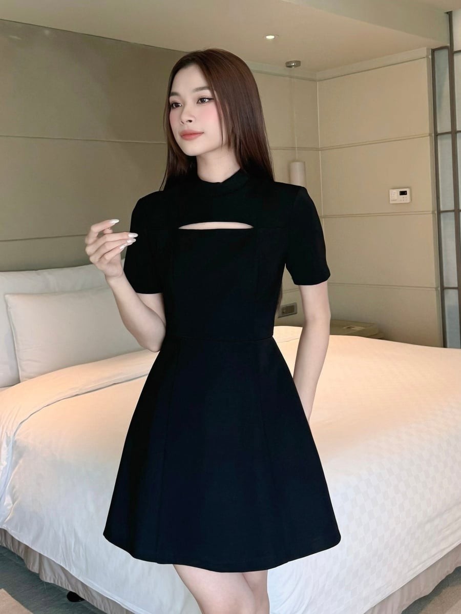Một chiếc váy đen dáng ngắn luôn là “vũ khí” giúp cải thiện vóc dáng nhanh chóng. 