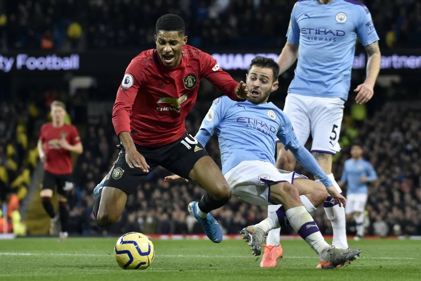 10 hình ảnh ấn tượng ở derby Manchester: 'Ác mộng' VAR; Pep lo sợ - Bóng Đá