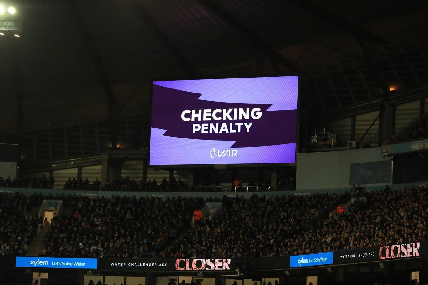 10 hình ảnh ấn tượng ở derby Manchester: 'Ác mộng' VAR; Pep lo sợ - Bóng Đá