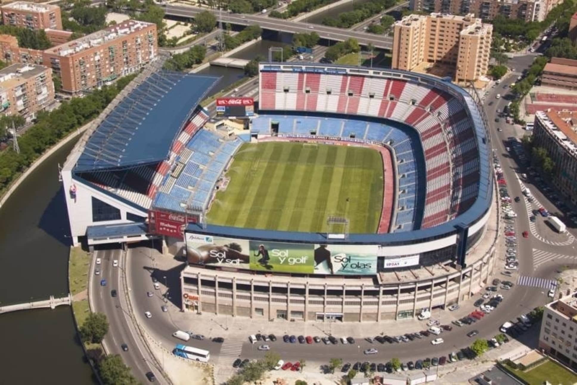 Thánh địa Vicente Calderon của Atletico Madrid hoang tàn không nhận ra - Bóng Đá