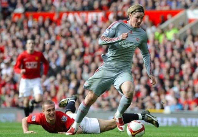 10 hình ảnh ấn tượng nhất lịch sử cặp trận M.U - Liverpool: 'Mr. Camera'; 'Đóa hồng' rực sáng - Bóng Đá