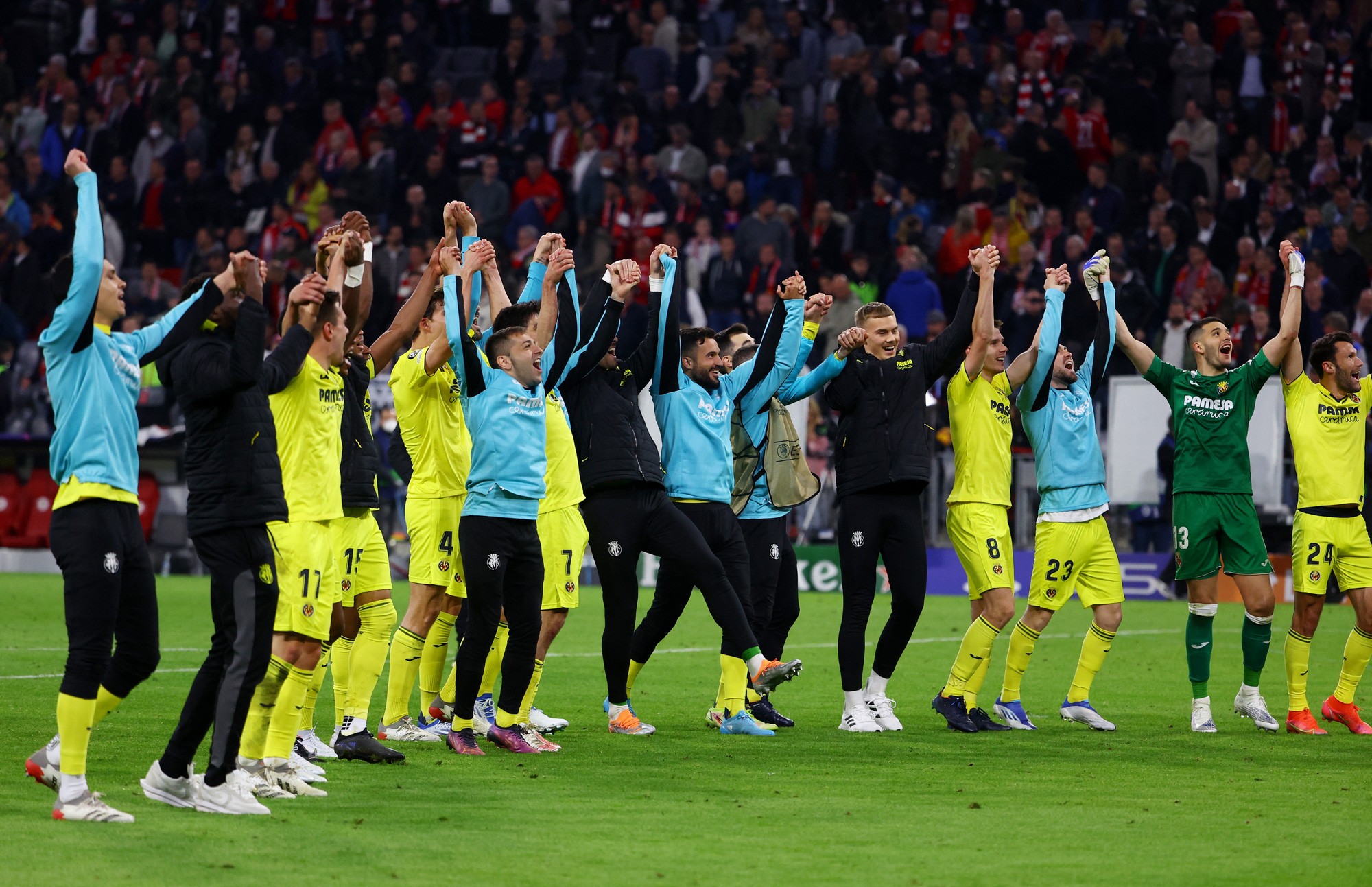 Cựu HLV Arsenal thiên tài, 7 cầu thủ Bayern cùng lúc dính bẫy - Bóng Đá