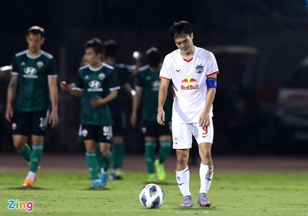 Văn Toàn phủ nhận việc ném băng đội trưởng HAGL - Bóng Đá