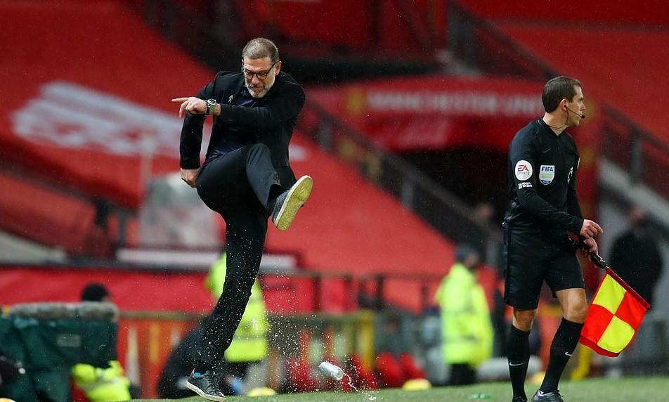 Thua M.U tức tưởi, HLV đối thủ có động thái giận dữ giống Mourinho - Bóng Đá