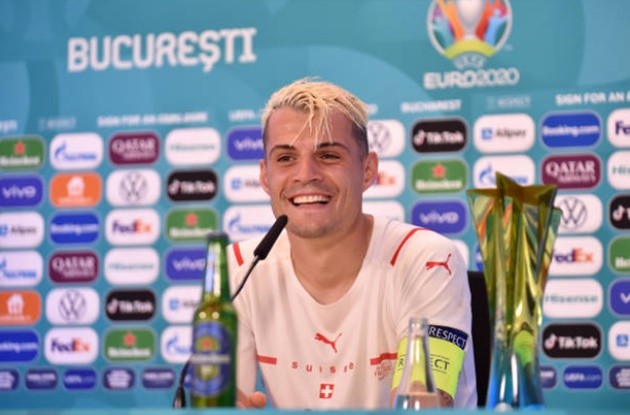 Xhaka làm trái ý Ronaldo và tiến thẳng vào vòng tứ kết - Bóng Đá