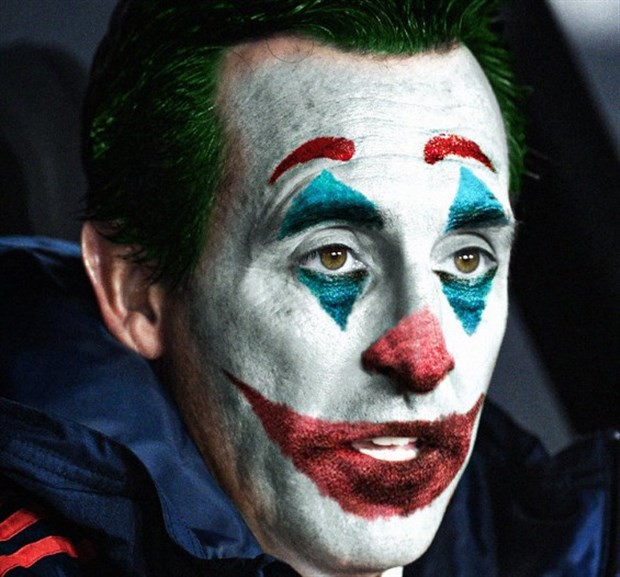 Vượt mặt Agüero và Abraham, 