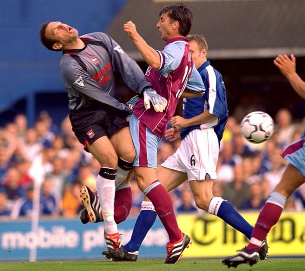 Cú tắc bóng của 