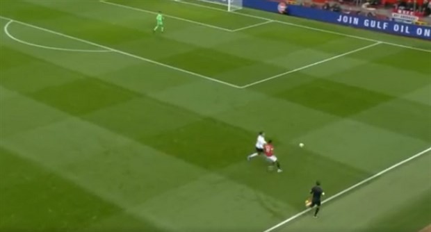 Van Dijk trượt té, CĐV Liverpool chúc mừng: 