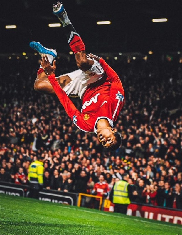 CĐV Man Utd chạnh lòng nhớ lại Ronaldo phiên bản lỗi - Bóng Đá