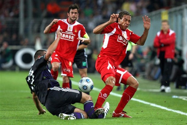 Cú tắc bóng của 