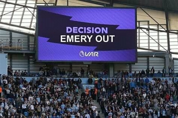 Cười té ghế với 