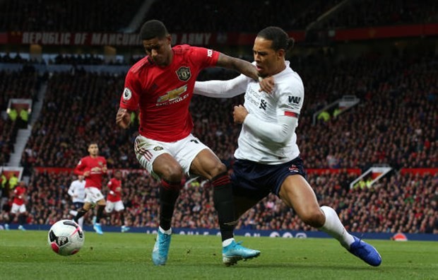 Van Dijk trượt té, CĐV Liverpool chúc mừng: 