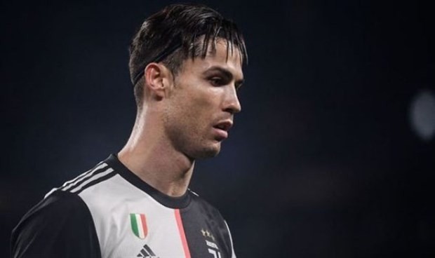 Trình làng phụ kiện mới, Ronaldo trở thành 