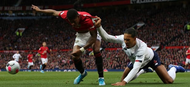 Van Dijk trượt té, CĐV Liverpool chúc mừng: 