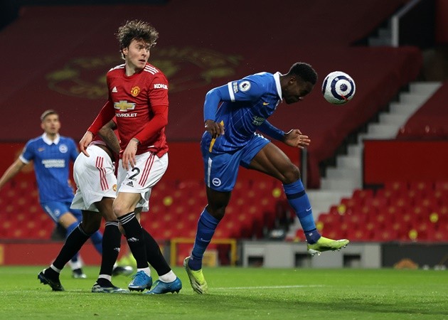 Maguire quá mạo hiểm, suýt thành 'tội đồ' khiến Man Utd mất điểm - Bóng Đá