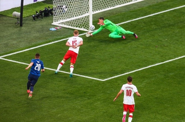 Người cũ Arsenal phì phèo thuốc lá trước giờ đấu Tây Ban Nha - Bóng Đá