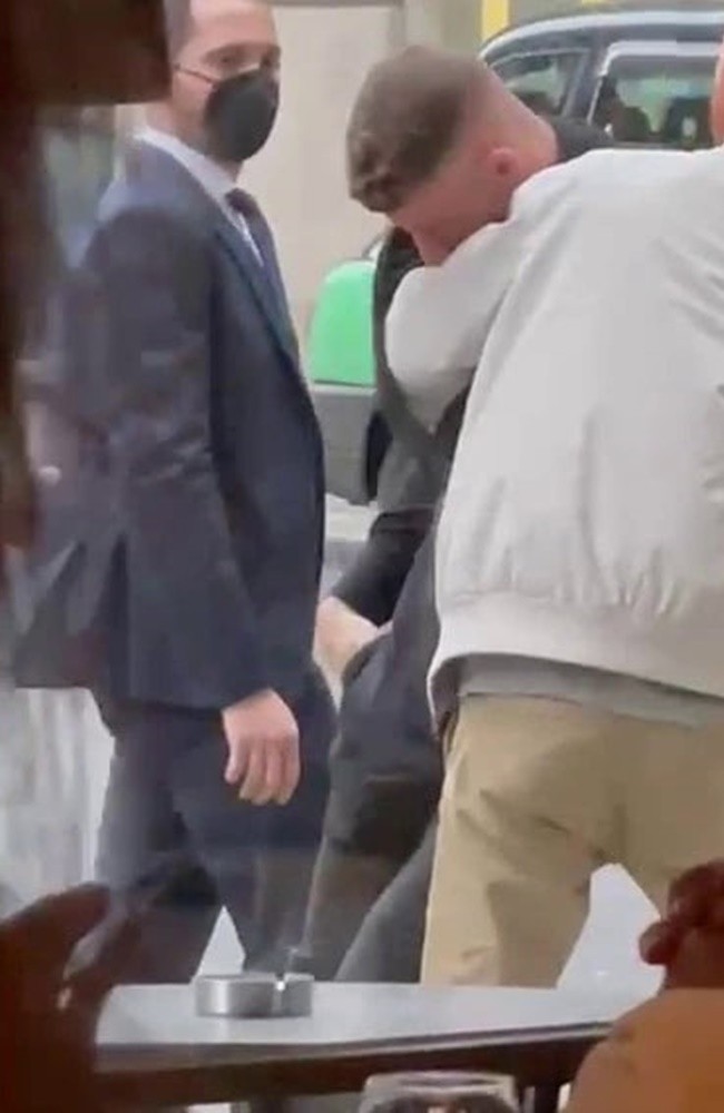 SỐC! Bê tha, 'kẻ bị Chelsea ruồng rẫy' làm loạn nơi công cộng - Bóng Đá