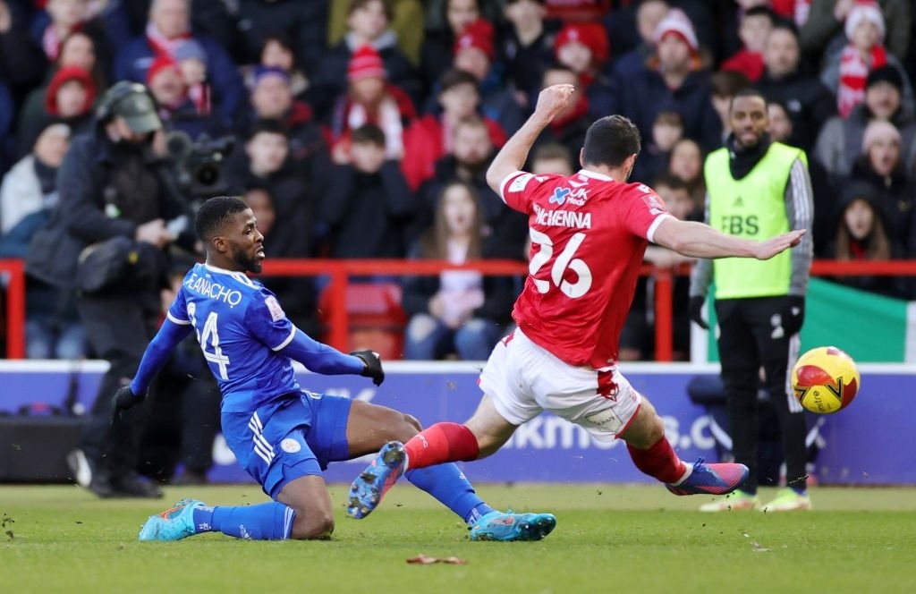CĐV Leicester City gây sốc, lao vào sân đấm cầu thủ - Bóng Đá