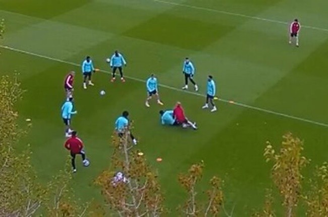 Arsenal midfielder Thomas Partey with a crunching tackle on strength & conditioning coach Sam Wilson in training. #afc  - Bóng Đá