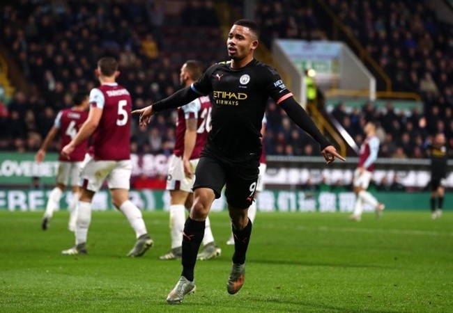 Pep Guardiola says Manchester City ‘crazy’ to think about beating Liverpool to Premier League title - Bóng Đá