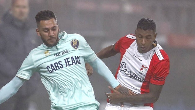 A match between FC Emmen and ADO Den Haag in the Netherlands was suspended for 17 minutes because of fireworks and flares affecting visibility. - Bóng Đá