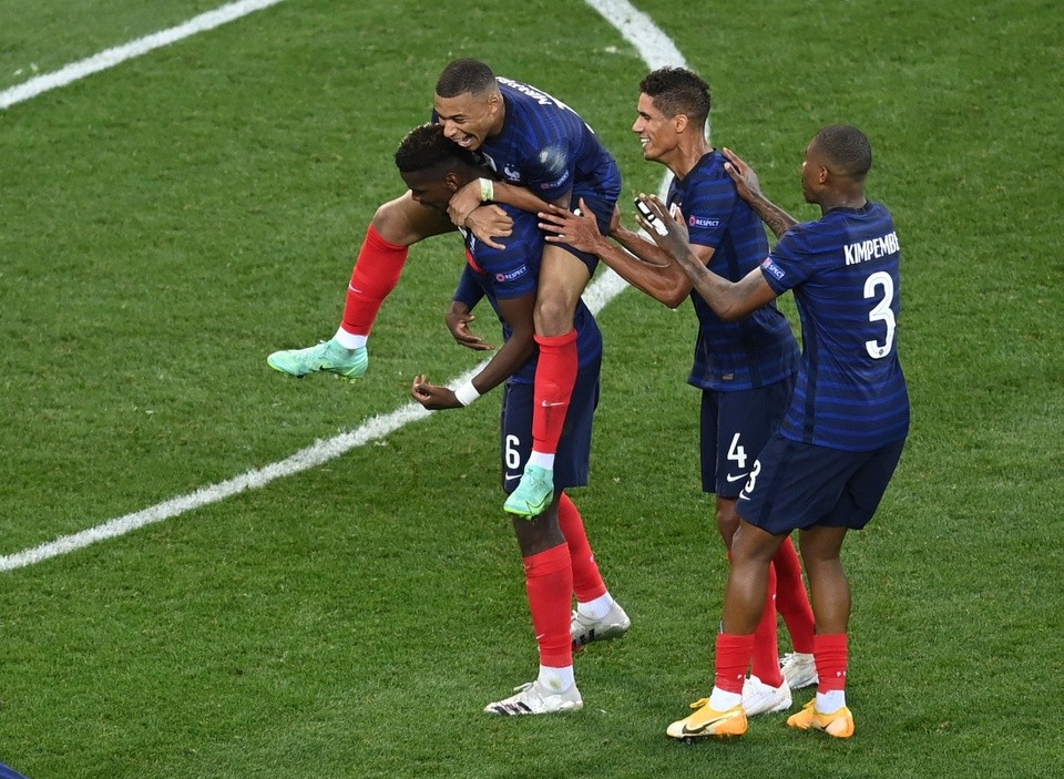 Pogba xuất thần từ người hùng hóa tội đồ - Bóng Đá