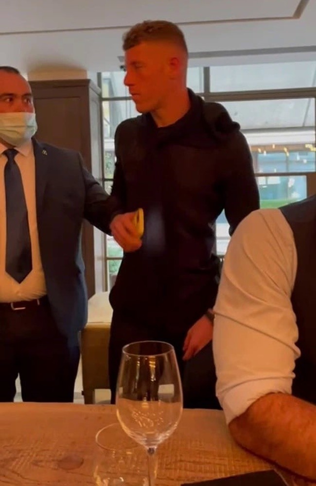 SỐC! Bê tha, 'kẻ bị Chelsea ruồng rẫy' làm loạn nơi công cộng - Bóng Đá