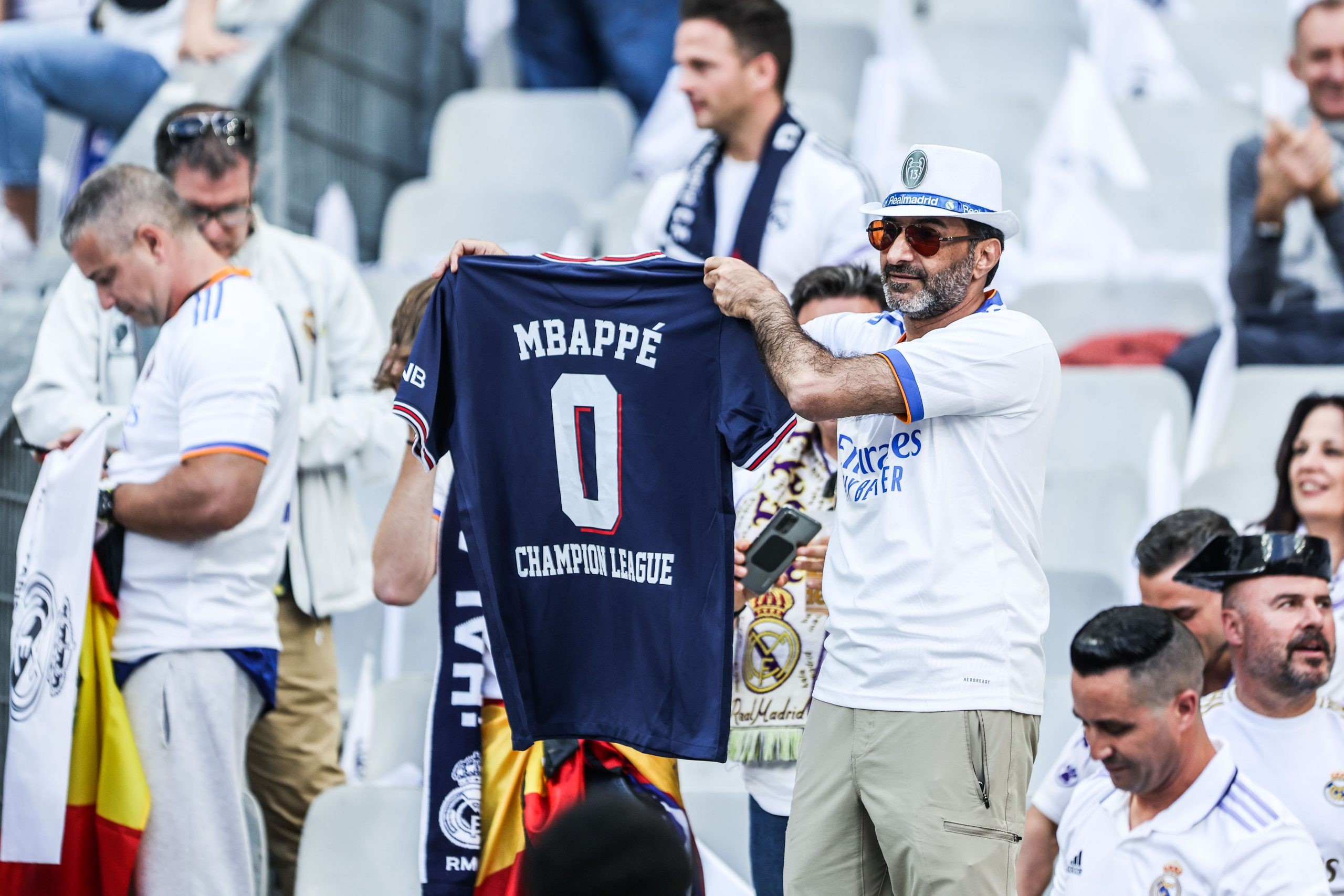 CĐV Real Madrid tấn công Mbappe - Bóng Đá