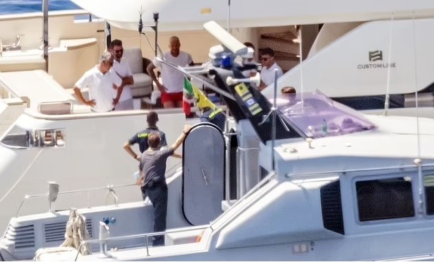 PICTURED: David Beckham shares a fist-bump with an Italian officer  - Bóng Đá