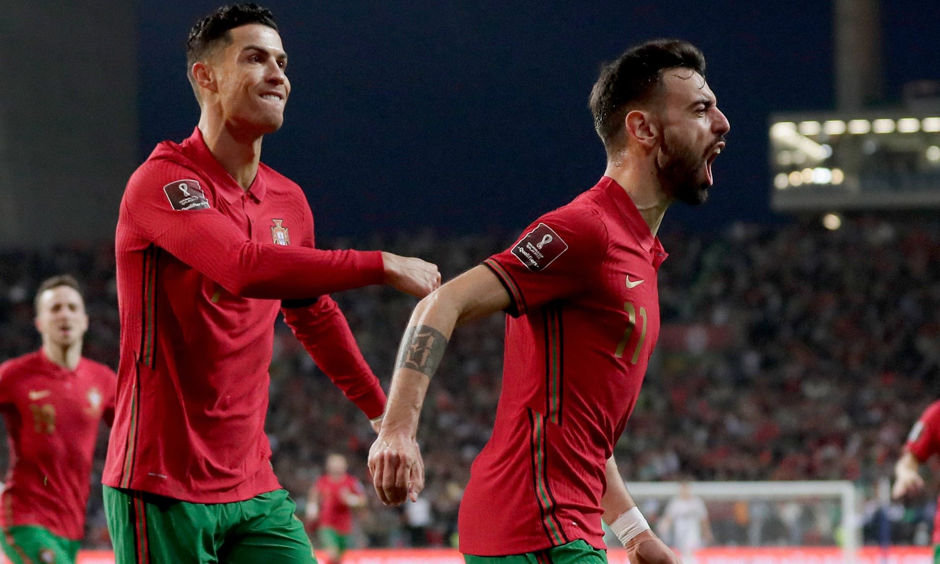 Ronaldo chỉ tay vào Fernandes và 2 pha chạm bóng tinh tế - Bóng Đá