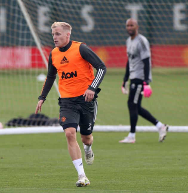 De Beek mang giày rách tới sân tập - Bóng Đá