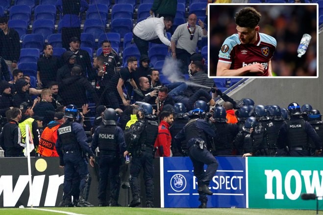 Bạo loạn nổ ra, Declan Rice lĩnh trọn chai nước từ CĐV đối thủ - Bóng Đá