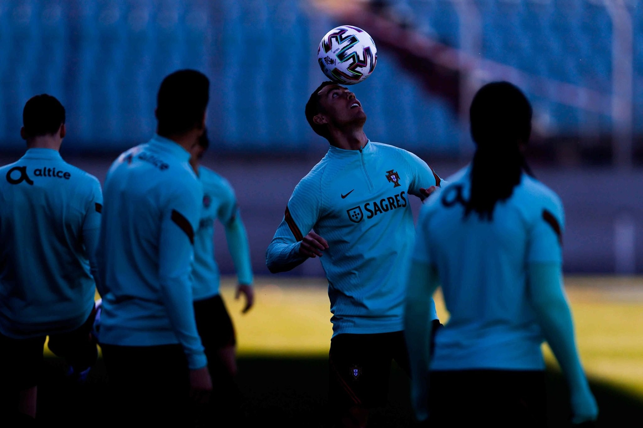 Phô diễn kỹ thuật, Ronaldo quyết làm lại từ đầu - Bóng Đá