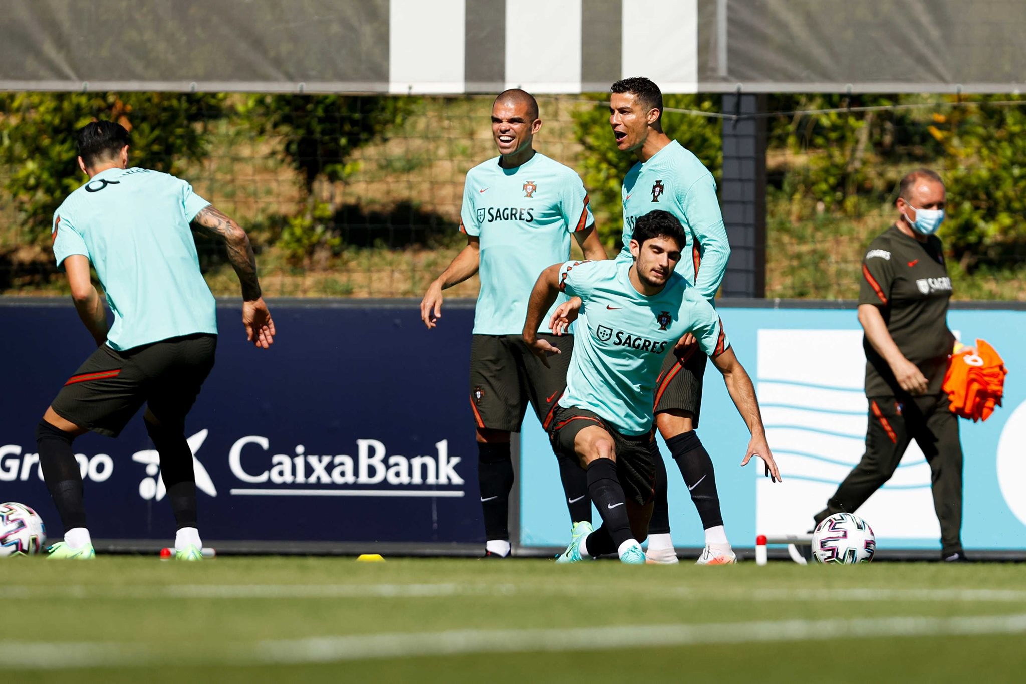 Ronaldo sung sức, Bồ Đào Nha sẵn sàng chinh phục EURO - Bóng Đá