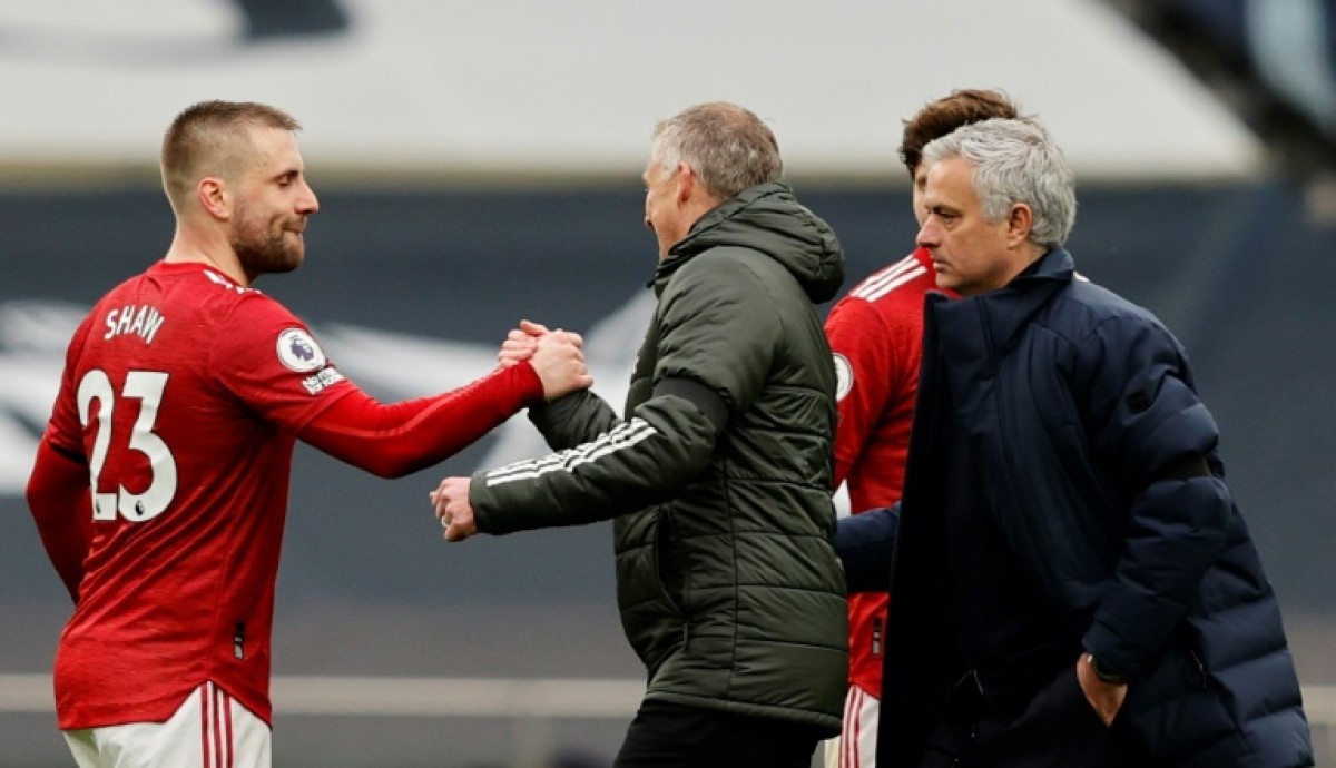 Thua M.U, Mourinho đã tự tay 