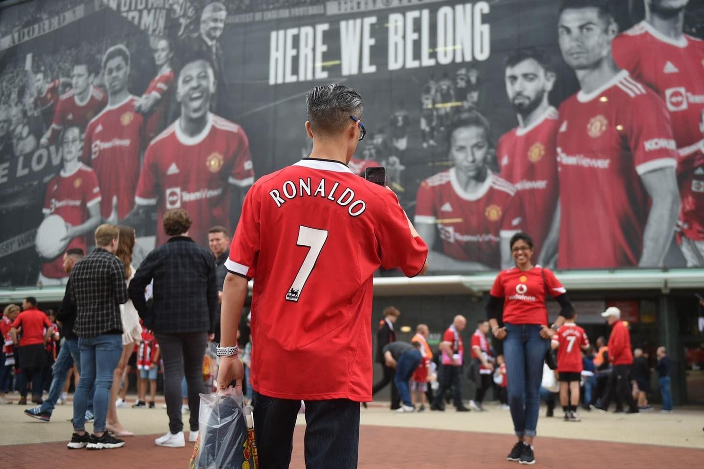 CĐV M.U mở hội chào đón Ronaldo ở SVĐ Old Trafford - Bóng Đá