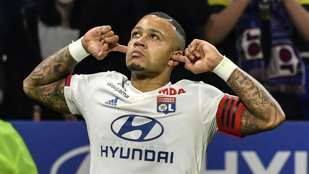 Barcelona on alert as 'Juventus and Roma join the race to sign Lyon striker Memphis Depay' - Bóng Đá
