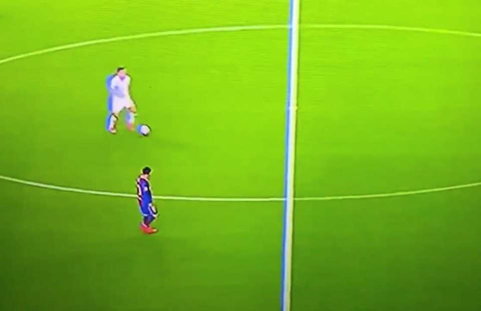 Barcelona fans slam Messi: He should leave in January - Bóng Đá