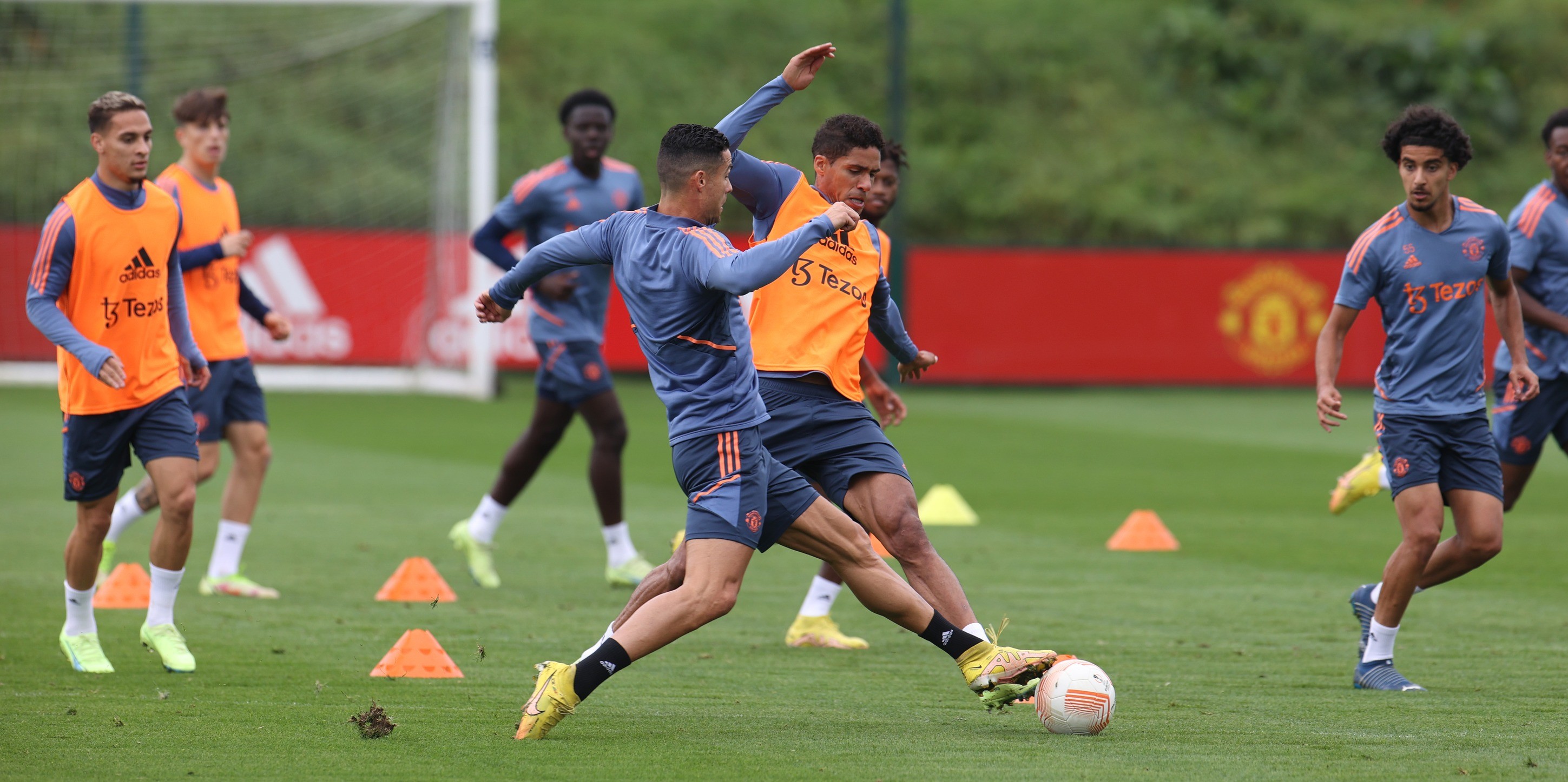 Ronaldo cực căng trên sân tập,  - Bóng Đá