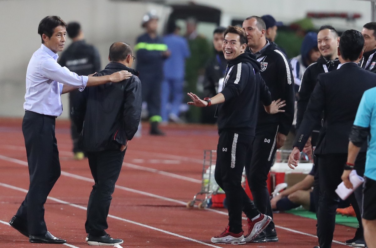 Trêu tức thầy Park, trợ lý HLV Thái Lan mất việc - Bóng Đá