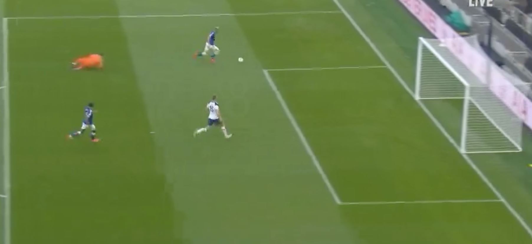 Richarlison sút bóng ra ngoài - Bóng Đá
