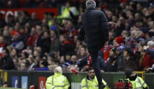 Thua M.U tức tưởi, HLV đối thủ có động thái giận dữ giống Mourinho - Bóng Đá